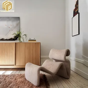 A nappali modern, egyszerű, új, kreatív. A hall egy különleges alakú egyetlen szék. A szálloda szabadidős szék. Th